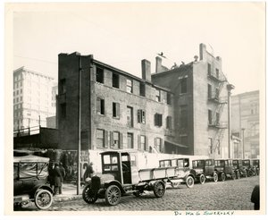 Horisontalt, svart -hvitt fotografi som viser bakfra P. E. Burke